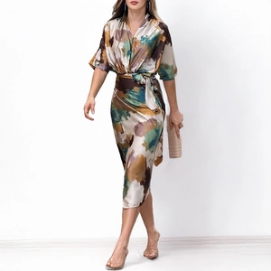 Robe midi élégante en satin à col en V avec imprimé abstrait et taille nouée