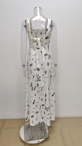 Dettaglio del vestito lungo a fiori con schiena scoperta e grande fiocco bianco