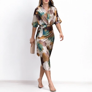 Détail d'une robe en satin imprimé avec col en V et texture soyeuse de haute qualité