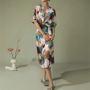 Robe mi-longue en satin imprimé à col en V avec ceinture nouée et motif artistique chic