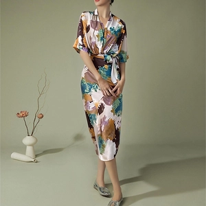 Robe midi en satin à col en V pour femme avec imprimé abstrait et ceinture à nouer