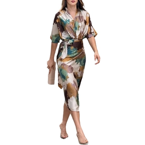 Robe midi élégante à col en V avec imprimé floral et lien à la taille pour un look chic