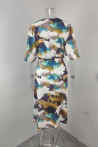 Vue arrière d'une robe midi avec imprimés aquarelle abstraits et plis élégants à la taille