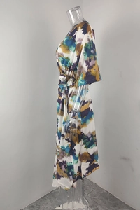 Détail de robe à col en V avec imprimé abstrait coloré et lien à nouer à la taille