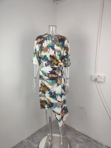 Détail du col en V et de l'imprimé artistique abstrait sur robe irrégulière