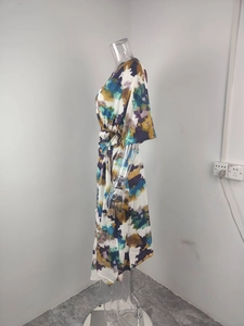 Vue latérale de la robe à imprimé abstrait montrant le détail de la taille nouée