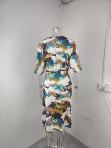 Vue détaillée du dos de la robe midi à imprimé floral et col en V avec manches mi-longues