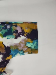 Détail de robe élégante à col en V avec imprimé aquarelle abstrait et coutures soignées