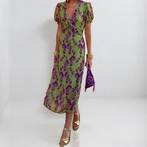 Robe ajustée à col en V avec manches bouffantes et imprimé floral vert et violet