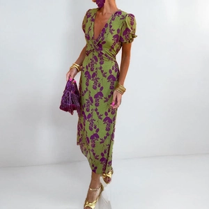 Robe longue fleurie verte à col en V avec détail noué et manches bouffantes
