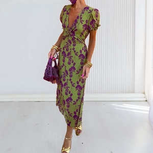 Robe fleurie française à col en V avec manches bouffantes et imprimé vert-violet en ville