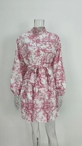 Détail de l'imprimé Toile de Jouy rouge sur robe courte blanche à manches bouffantes
