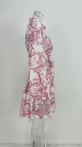 Vue latérale de la robe blanche aux manches lanternes et imprimé Toile de Jouy bordeaux
