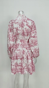 Vue arrière détaillée d'une robe à manches lanternes avec imprimé Toile de Jouy rouge