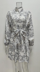 Détails de l'imprimé Toile de Jouy sur une robe blanche à manches bouffantes et col montant