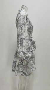 Détail du col montant et de la ceinture assortie sur une robe à imprimé Toile de Jouy