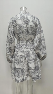 Vue arrière d'une mini robe blanche Toile de Jouy avec manches lanternes et imprimé floral
