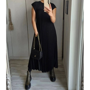 Elegantes ärmelloses schwarzes Midikleid mit Plissee für Damen im minimalistischen Stil