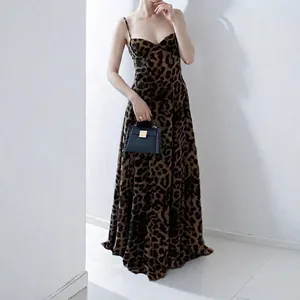 Élégante Robe Maxi à Bretelles Spaghetti Imprimé Léopard pour Femmes Sexy Col en V Sans Manches Coupe Ajustée Dos Nu Soirée