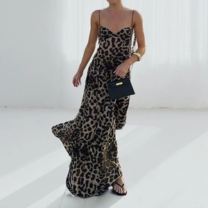 Robe longue léopard élégante avec bretelles fines et décolleté en cœur chic