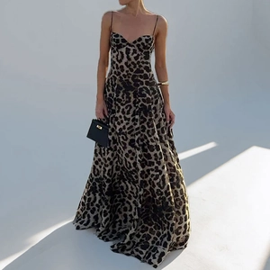 Robe midi élégante à imprimé léopard avec fines bretelles et décolleté en V sexy