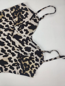 Détail de robe à imprimé léopard avec bretelles réglables et finitions de couture précises
