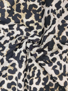 Gros plan du tissu léopard soyeux montrant une texture lisse et un beau drapé