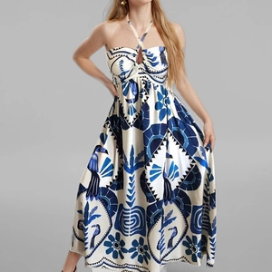 Elegante abito lungo all'americana con stampa di uccelli tropicali e foglie di palma blu e bianche