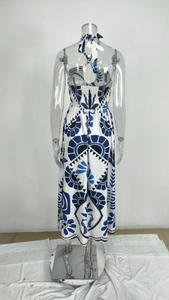 Dettaglio dell'abito halter con stampa etnica blu e bianca con schiena elastica