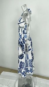 Dettaglio della stampa floreale geometrica blu sull'abito lungo bianco a girocollo