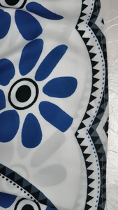 Dettaglio della stampa floreale geometrica blu e bianca su tessuto elasticizzato pregiato