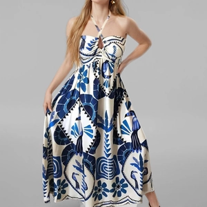 Dettaglio del maxi abito halter con stampa di uccelli tropicali e foglie di palma blu