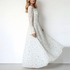 Elegant floral maxi dress with bell sleeves and square neckline in bohemian style