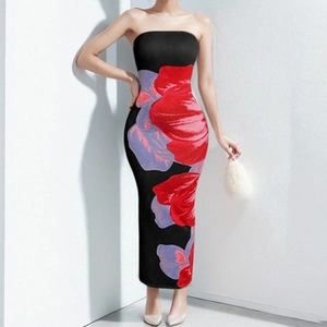 Elegant black strapless maxi dress with large floral prints for a slim fit spring look