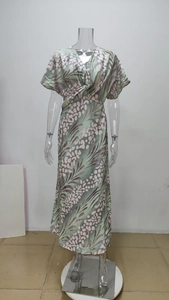Détail de la robe maxi fleurie à col en V avec nœud à la taille et motif abstrait