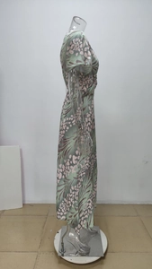 Vue latérale de la robe verte à col en V avec motif floral rose et texture en mousseline