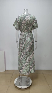 Vue arrière d'une robe longue fleurie avec taille élastique et motifs de feuilles