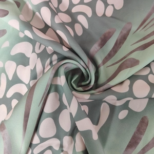 Vue détaillée de l'imprimé léopard et motif floral sur le tissu d'une robe en V