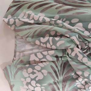 Vue détaillée du tissu en mousseline à imprimé floral vert menthe avec couture fine