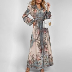 Elegante abito lungo a fiori con scollo a V, maniche lunghe e bottoni sul davanti