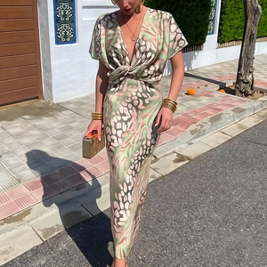 Robe longue à col en V profond avec détail noué et motif abstrait en tissu satiné