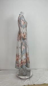 Détail d'une robe maxi trapèze vintage aux roses roses et poignets élastiques