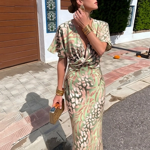 Robe imprimée col en V pour femme avec taille nouée et manches volantées au motif exotique