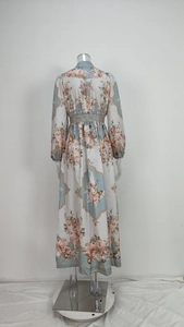 Vista posteriore vestito lungo a fiori manica lunga con elegante motivo paisley