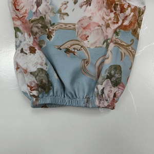 Dettaglio della manica con stampa floreale e polsino elastico su abito vintage