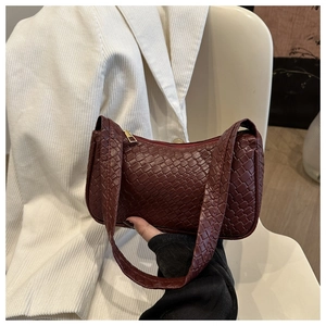 Vue détaillée de la texture tissée rouge foncé et de l'artisanat du sac à bandoulière