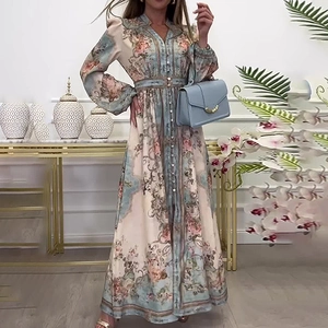 Détails de la robe longue fleurie bohème avec manches longues et col en V élégant