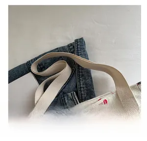 Primer plano del bolso tote de pana con estampado de fresas y asas reforzadas