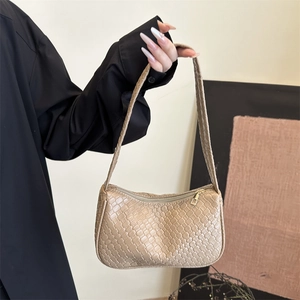 Sac hobo beige tressé pour femme avec grande capacité porté comme sac à bandoulière chic