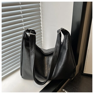 Détail du sac cabas en cuir PU noir avec grain litchi et finitions métalliques argentées